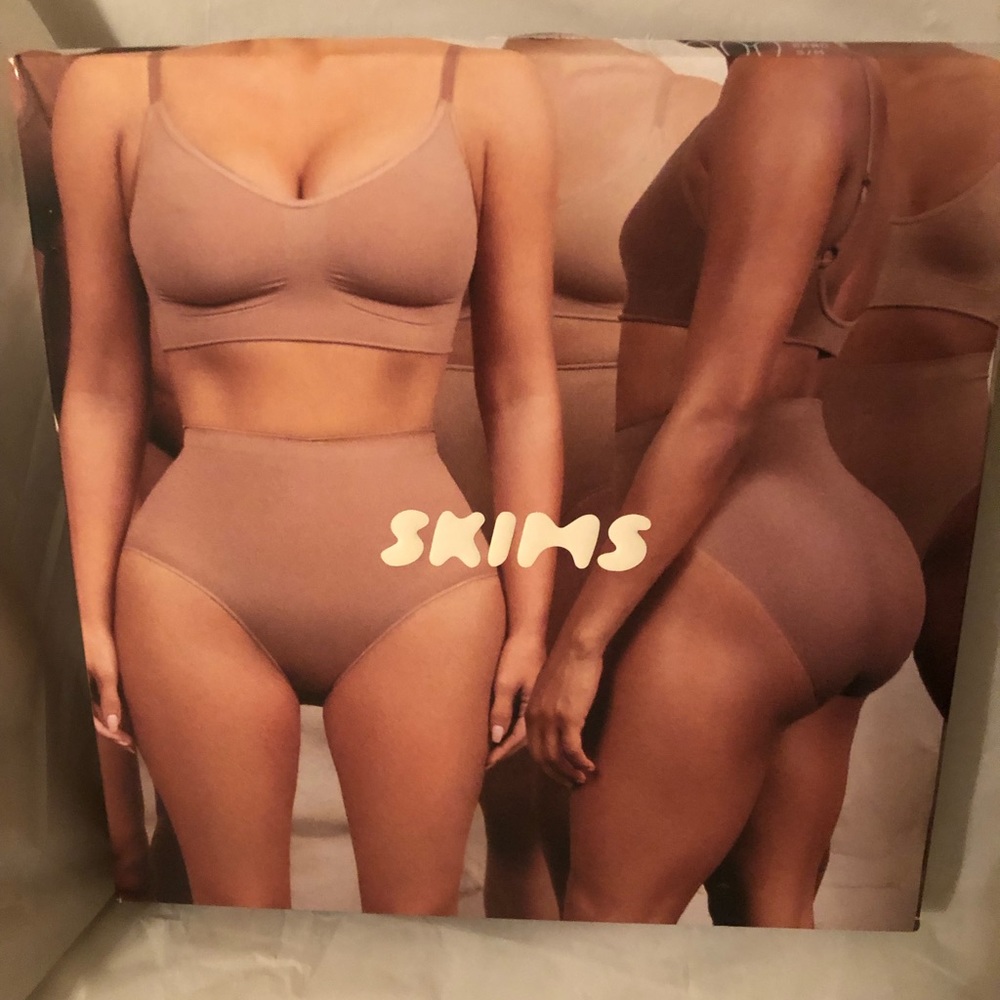 Skims Seamless Mid-Waist Briefs - Picture 3 of 6